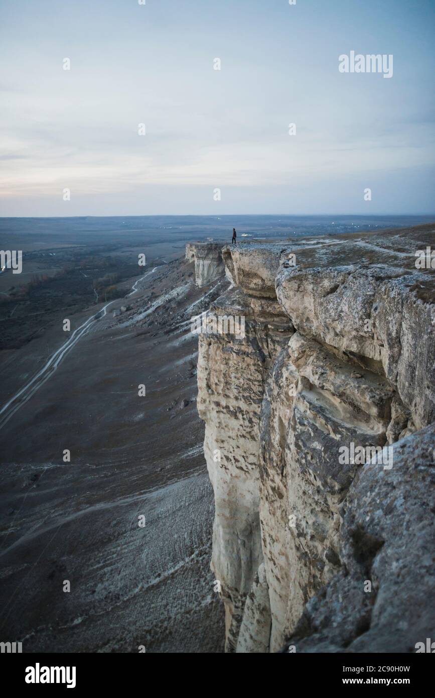 Ucraina, Crimea, Hiker sul bordo di ripida scogliera vicino a White Mountain Foto Stock