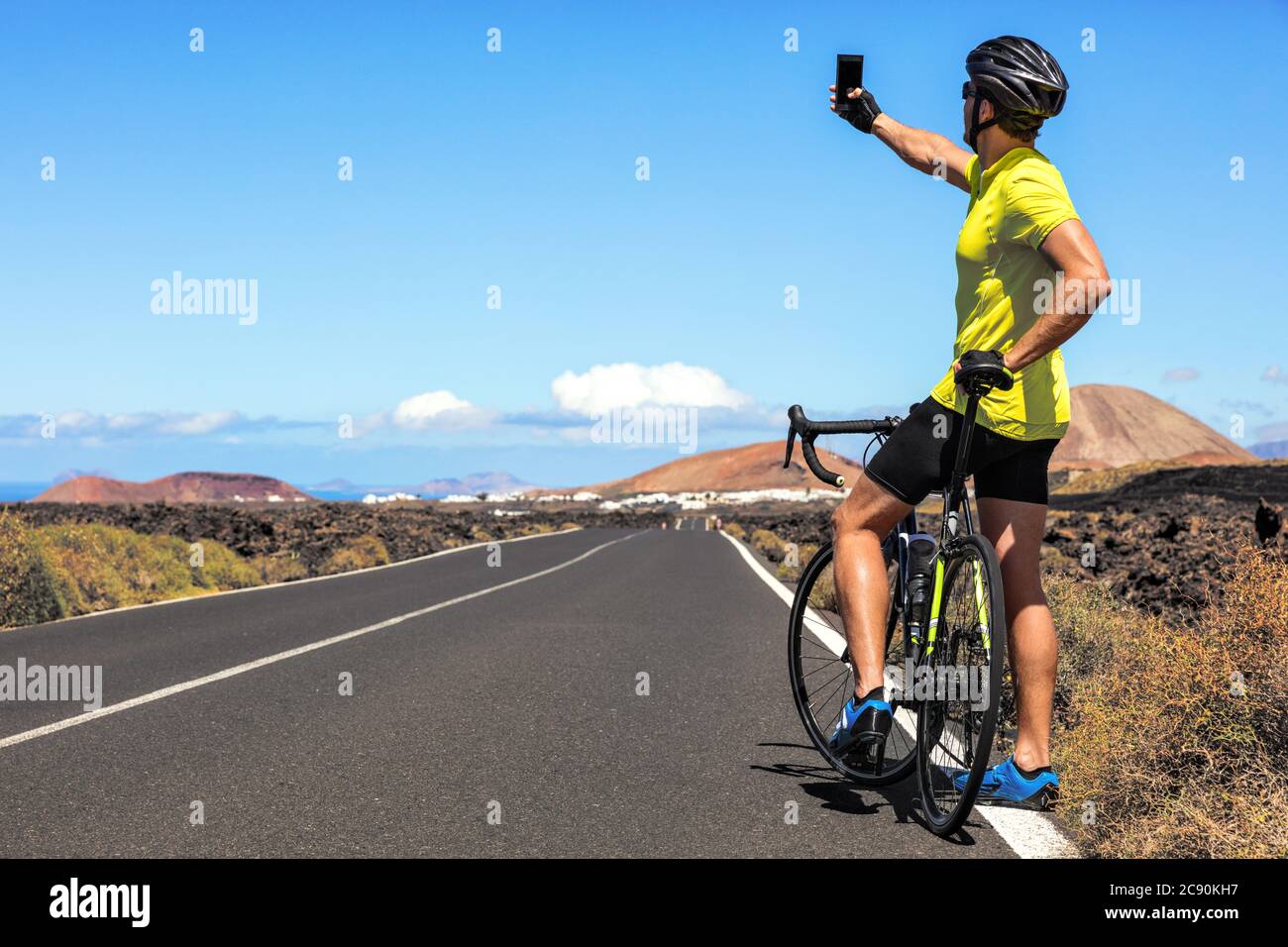 Ciclista turistico prendendo selfie in vacanza in bicicletta Foto Stock