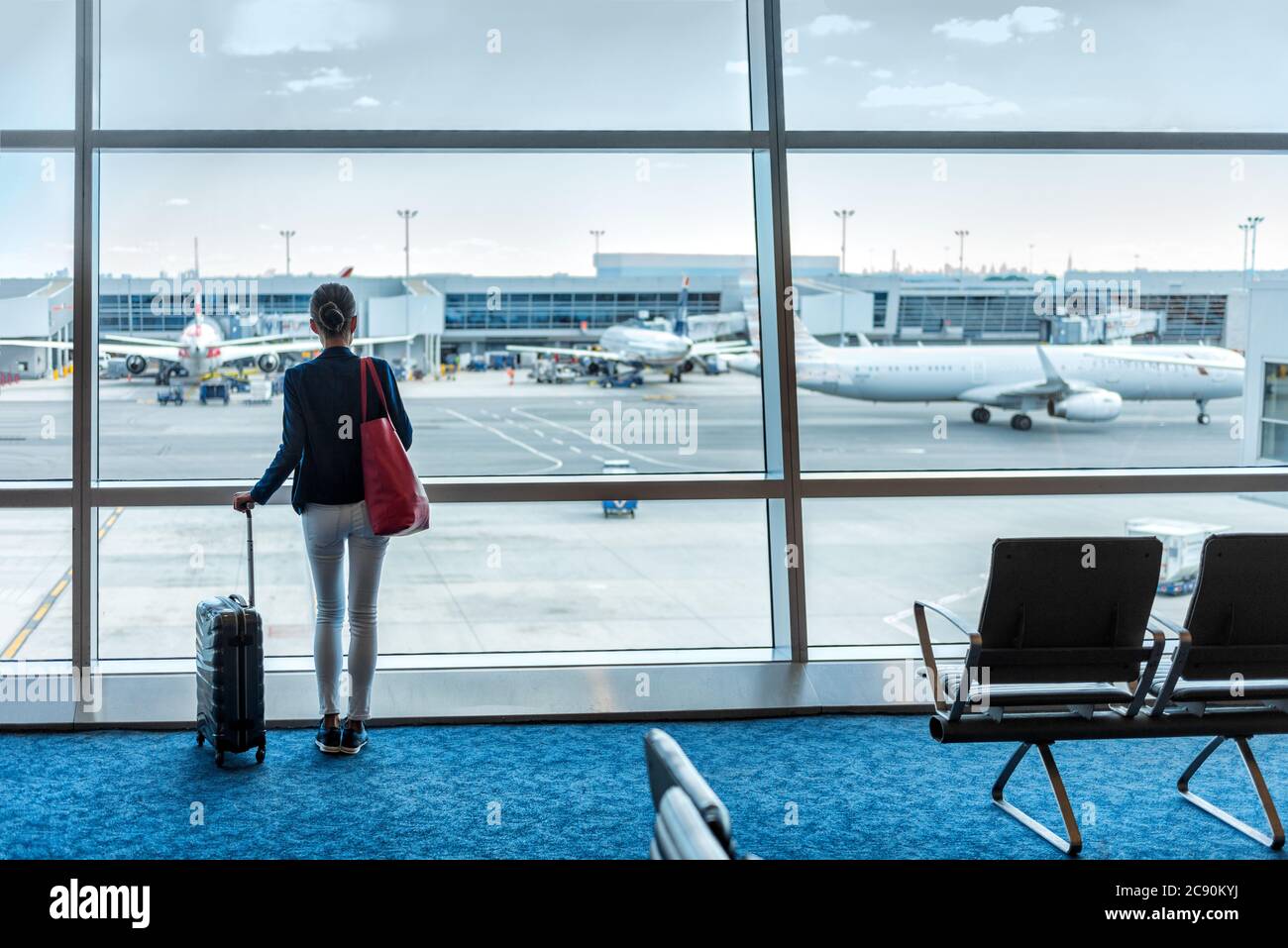 Donna turistica con bagaglio all'aeroporto Foto Stock