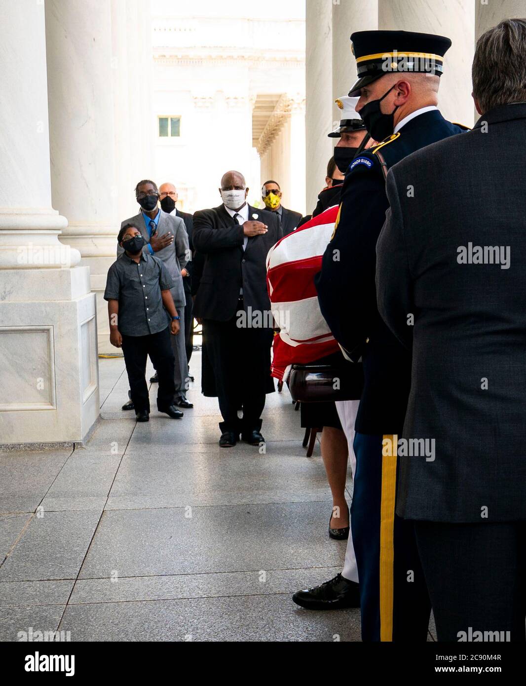 Washington, Stati Uniti d'America. 27 luglio 2020. Il cofanetto che trasporta il rappresentante degli Stati Uniti John Lewis (democratico della Georgia) arriva sul fronte orientale del Campidoglio degli Stati Uniti dove il Rep. Lewis giace nello stato nella rotonda del Campidoglio e l'osservazione pubblica inizierà questo pomeriggio, lunedì 27 luglio 2020.Credit: Doug Mills/Pool via CNP | Usage Worldwide Credit: notizie dal vivo su dpa/Alamy Foto Stock