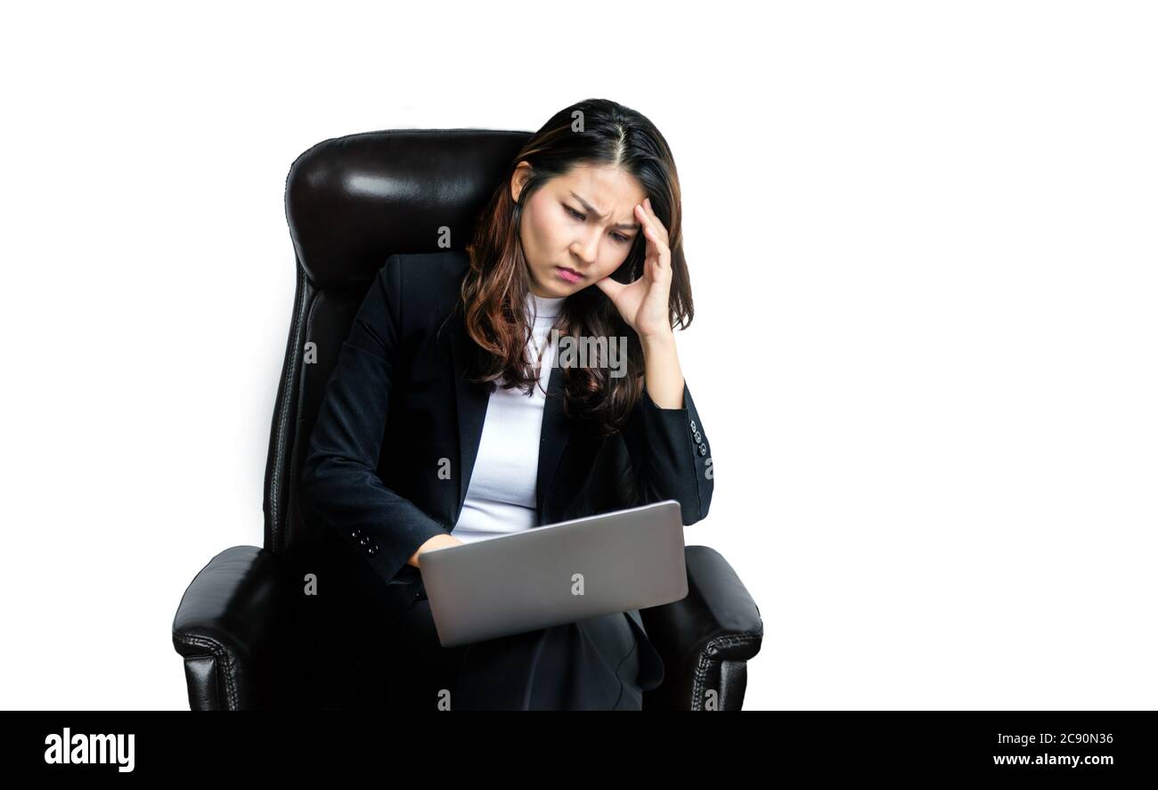 donna d'affari asiatica serio guardare di lavoro su laptop sulla sedia di gestione come capo. donna asiatica ritratto modello su bianco isolato includere clipping percorso Foto Stock