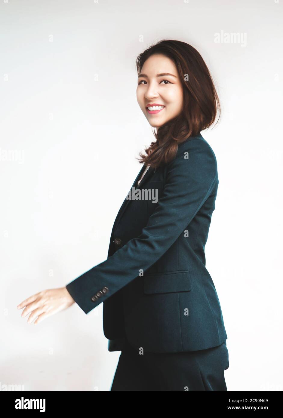 donna asiatica intelligente camminare con formale business suite vista laterale su sfondo bianco Foto Stock