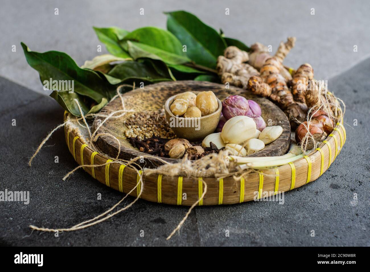 Spezie autoctone dell'Indonesia. Spezie come noce moscata o macis, chiodi di garofano, foglie di pandano, palme e galangal sono native dell'Indonesia Foto Stock