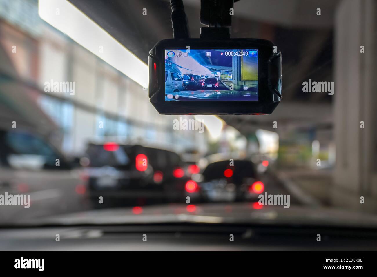 Videocamera con cruscotto o videoregistratore per auto sul veicolo in viaggio Foto Stock