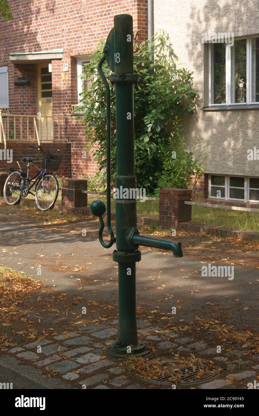Wasserpumpe in der Straße am Heideberg 36 in der Gartenstadt Staaken in Berlin-Spandau. Foto Stock