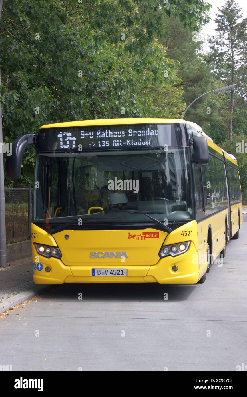 BVG-Bus Scania citywide LFA (G16) an der Betriebshalteselle Pionierstraße Friedhof in den Kisseln im Falkenhagener Feld Foto Stock