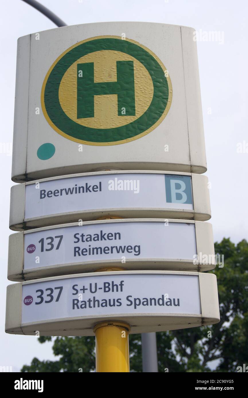 BVG-Halteselle Beerwinkel Ecke Falkenseer Chaussee im Falkenhagener Feld / Spektefeld in Berlin-Spandau Foto Stock