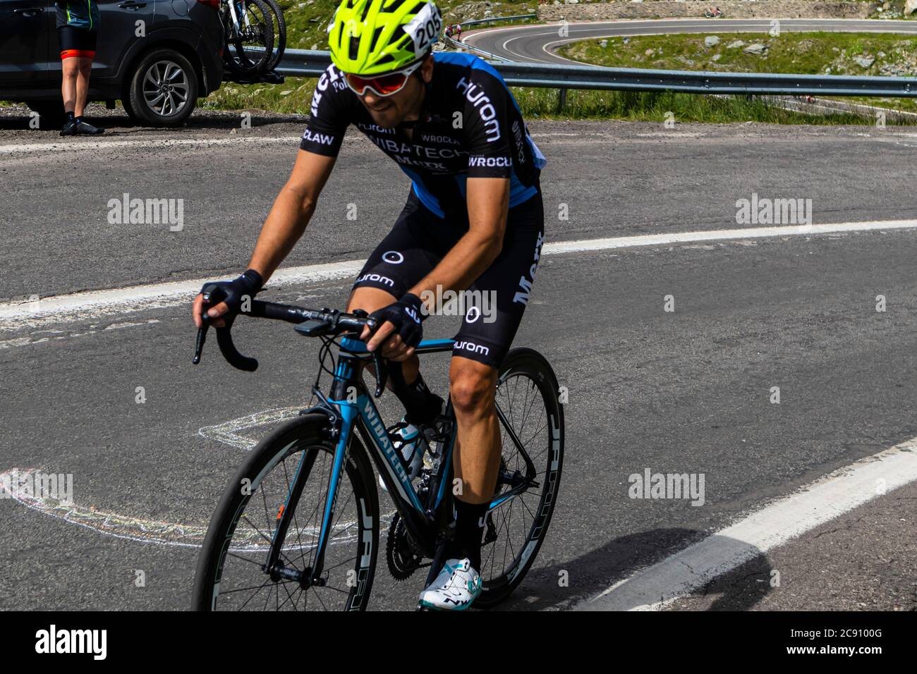 Autostrada Transfagarasan, Romania: 24 luglio 2020: Sibiu Cycling Tour 2020, tappa regina al lago Balea. Ciclisti durante la gara internazionale Foto Stock