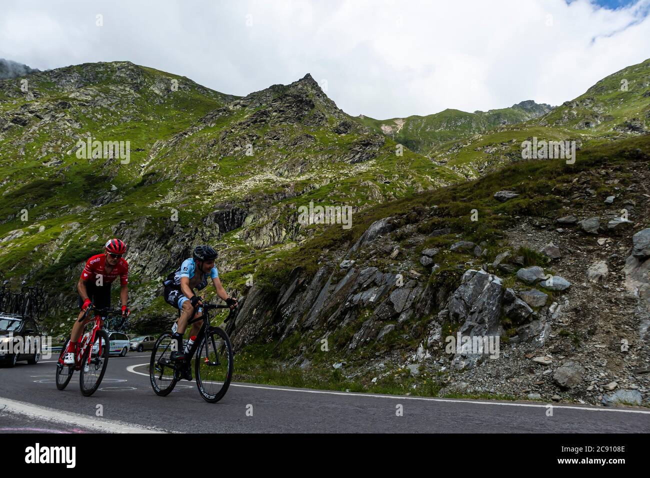 Autostrada Transfagarasan, Romania: 24 luglio 2020: Sibiu Cycling Tour 2020, tappa regina al lago Balea. Ciclisti durante la gara internazionale Foto Stock