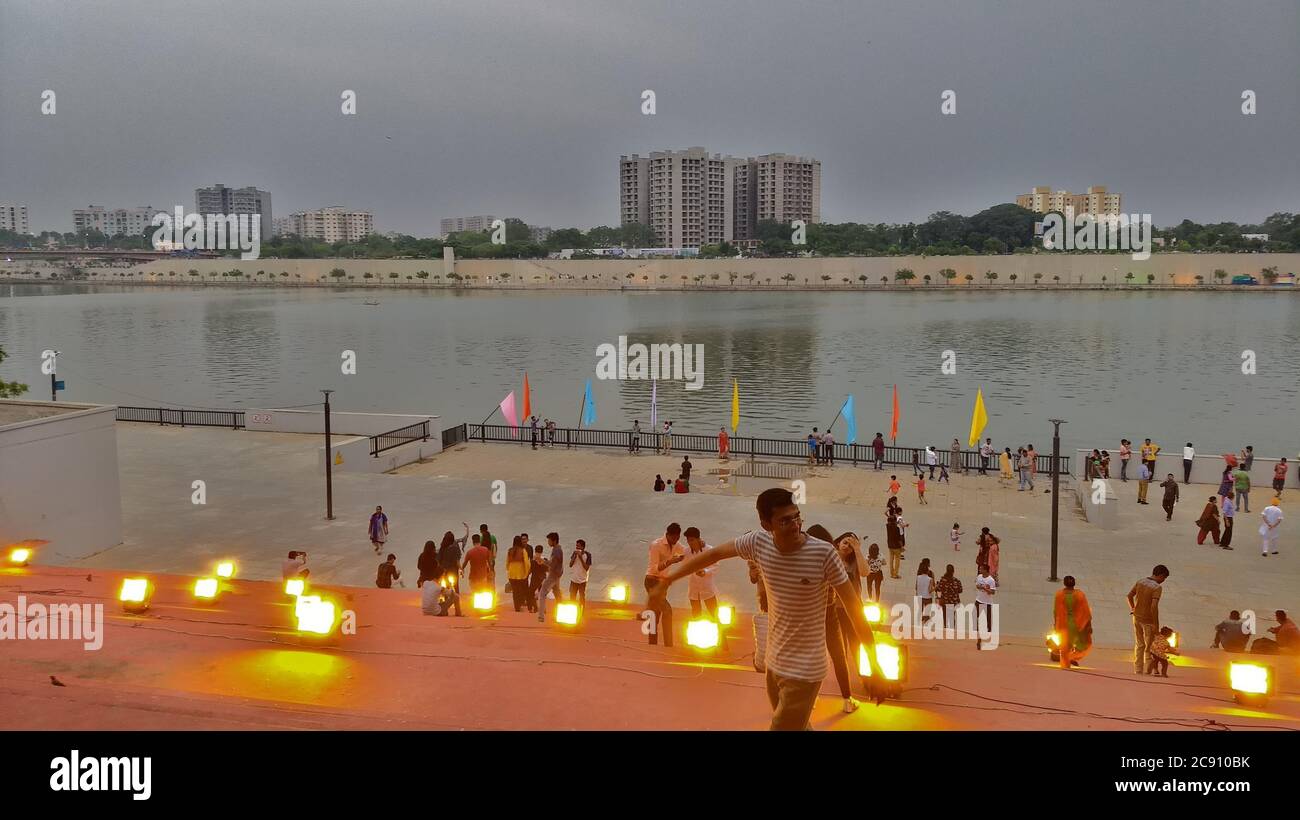 La gente si diverte una serata al lungofiume Sabarmati/Ahmedabad/Gujarat-India Foto Stock