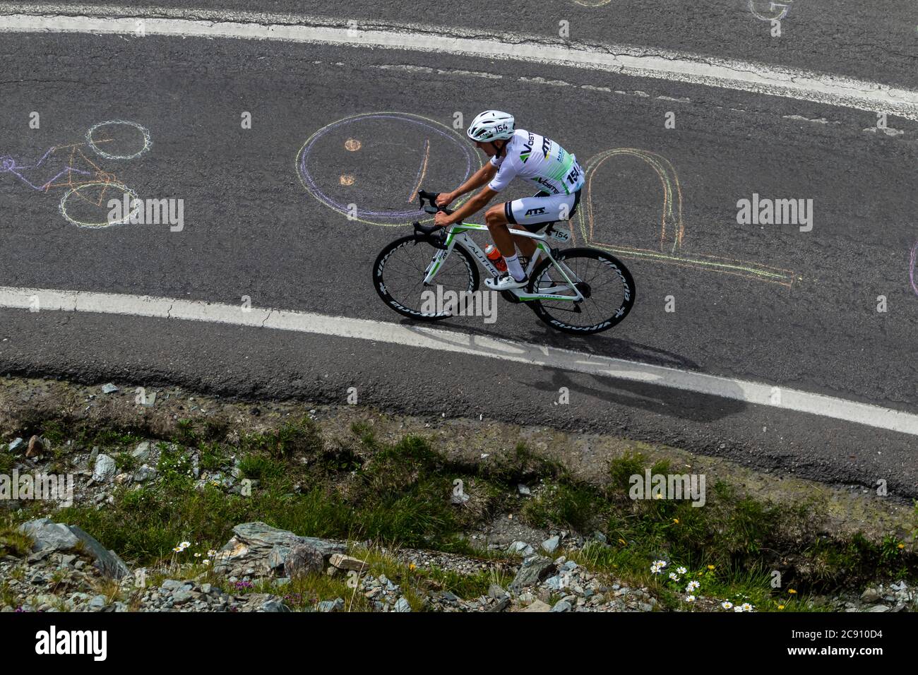 Autostrada Transfagarasan, Romania: 24 luglio 2020: Sibiu Cycling Tour 2020, tappa regina al lago Balea. Ciclisti durante la gara internazionale Foto Stock