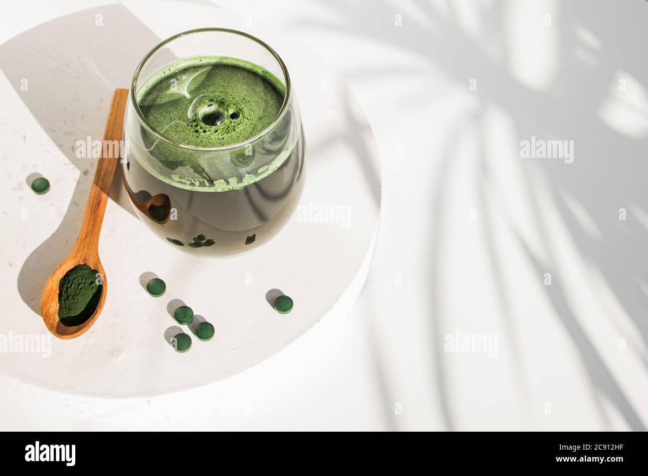 Spirulina o clorella. Supplemento alimentare verde. Foto Stock