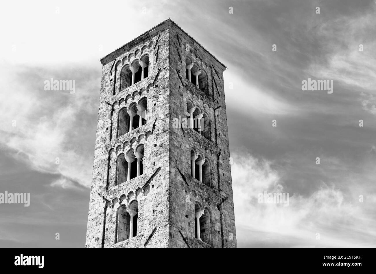 Campanile della cattedrale di Anagni contro il cielo nuvoloso, bella torre quadrata con bifore e triplo Foto Stock