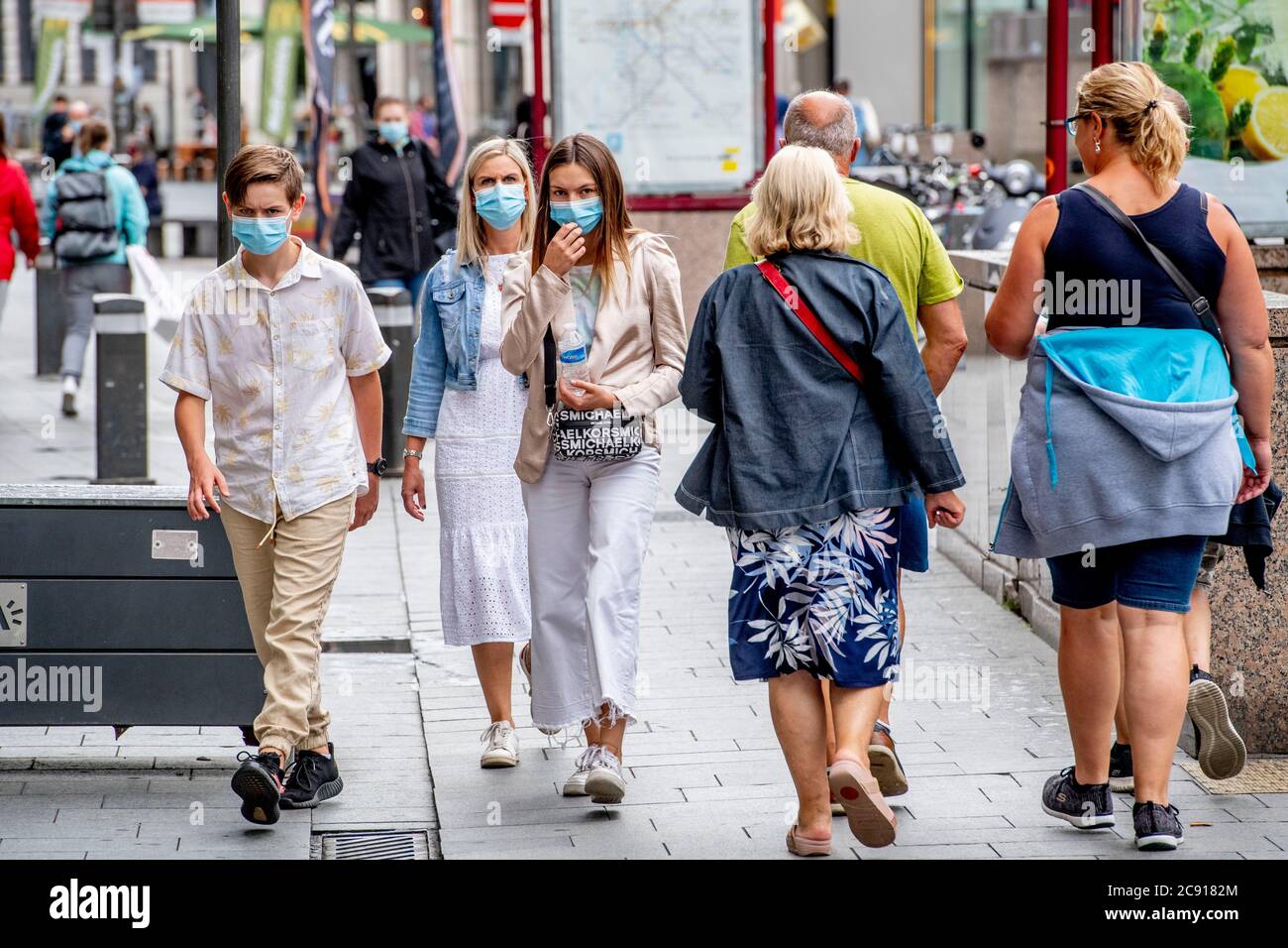 Anversa, Belgio. 27 luglio 2020. Persone che indossano maschere di protezione come misura preventiva a piedi sulla strada durante la crisi del coronavirus. L'uso di una maschera di protezione diventa obbligatorio da sabato in negozi e in alcuni altri spazi interni dove le persone si riuniscono. Credit: SOPA Images Limited/Alamy Live News Foto Stock