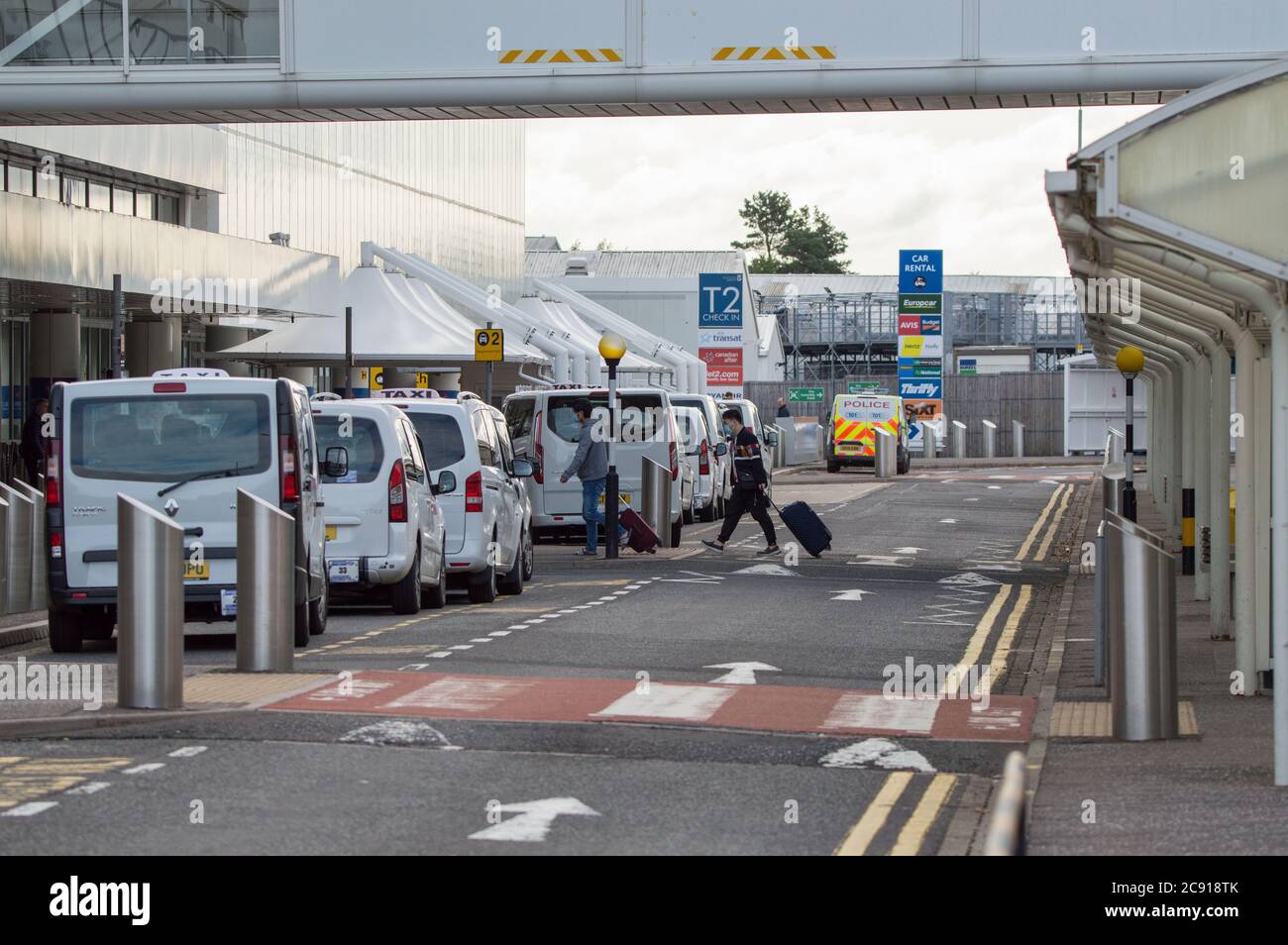 Glasgow, Scozia, Regno Unito. 28 luglio 2020. Nella foto: I passeggeri che usano l'aeroporto di Glasgow hanno visto trasportare i loro bagagli mentre indossavano maschere per il viso. Oggi, Jet2 Holidays annulla tutti i voli per Tenerife, Fuerteventura, Gran Canaria, Lanzarote, Maiorca, Minorca e Ibiza dopo che gli uffici esteri hanno consigliato di non-essenziale viaggio per le isole. Jet2 aerei ora stand sul asfalto a Glasgow. Jet2 ha consigliato ai passeggeri a causa del viaggio di non recarsi negli aeroporti scozzesi, in quanto i loro voli sono stati annullati. Credit: Colin Fisher/Alamy Live News Foto Stock