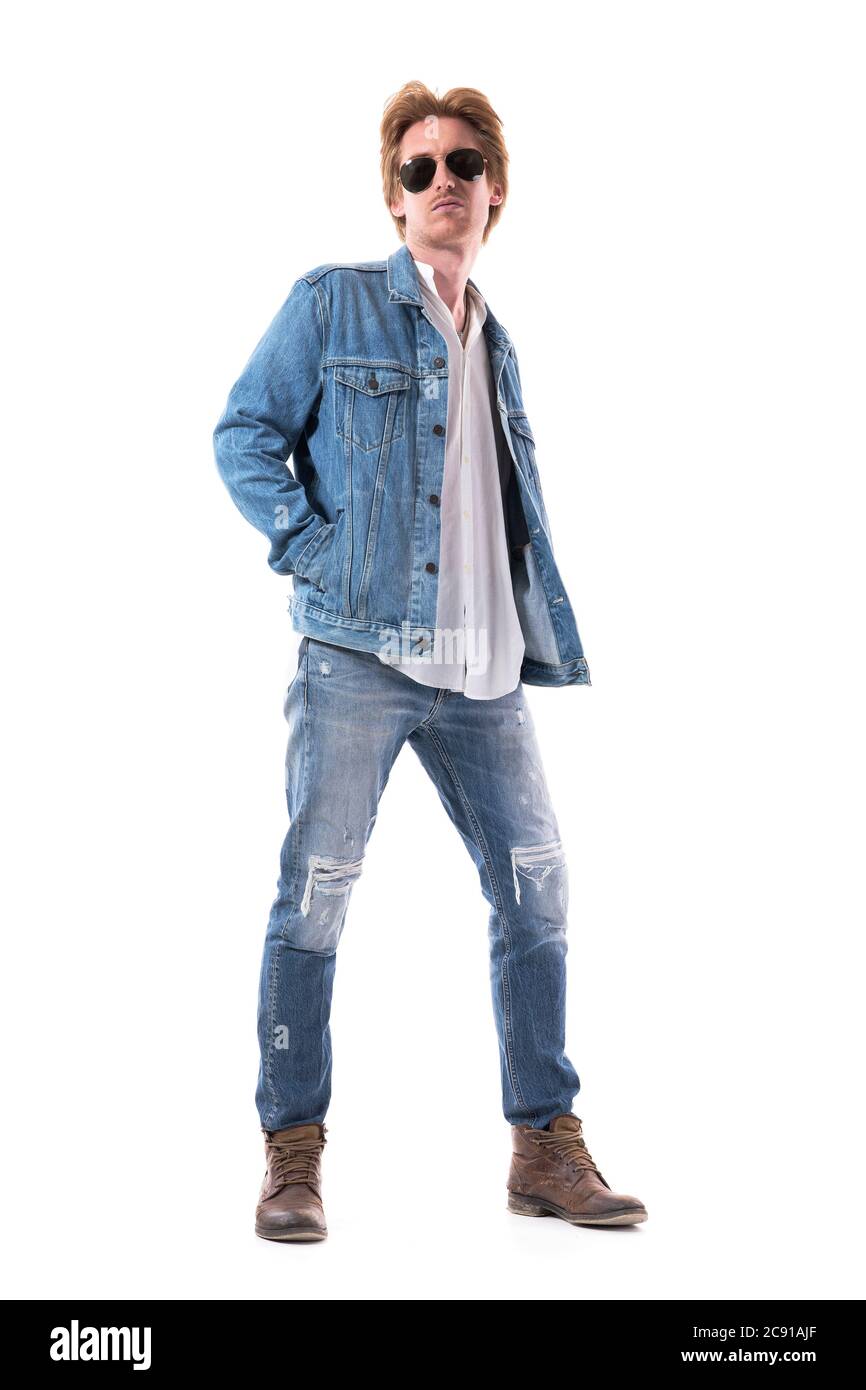Modello alla moda maschile elegante che indossa jeans e giacca in denim con  le mani in tasca guardando la fotocamera. Lunghezza totale del corpo  isolata su sfondo bianco Foto stock - Alamy