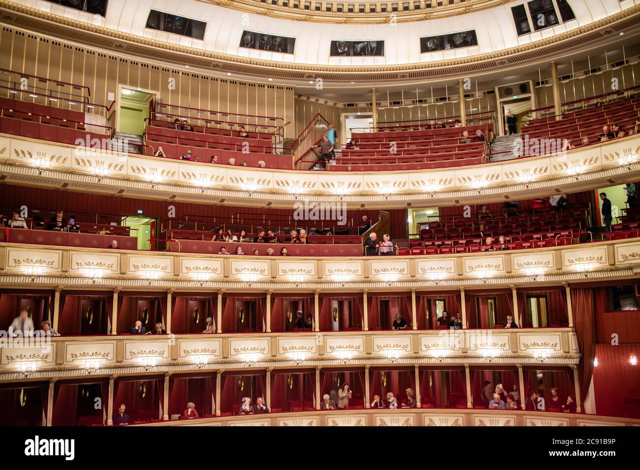 Interno dell'auditorium dell'Opera di Stato di Vienna con il pubblico. Foto Stock