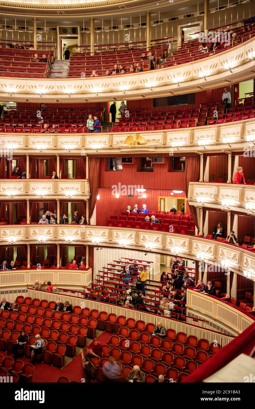 Interno dell'auditorium dell'Opera di Vienna con parterre e balconi. Foto Stock