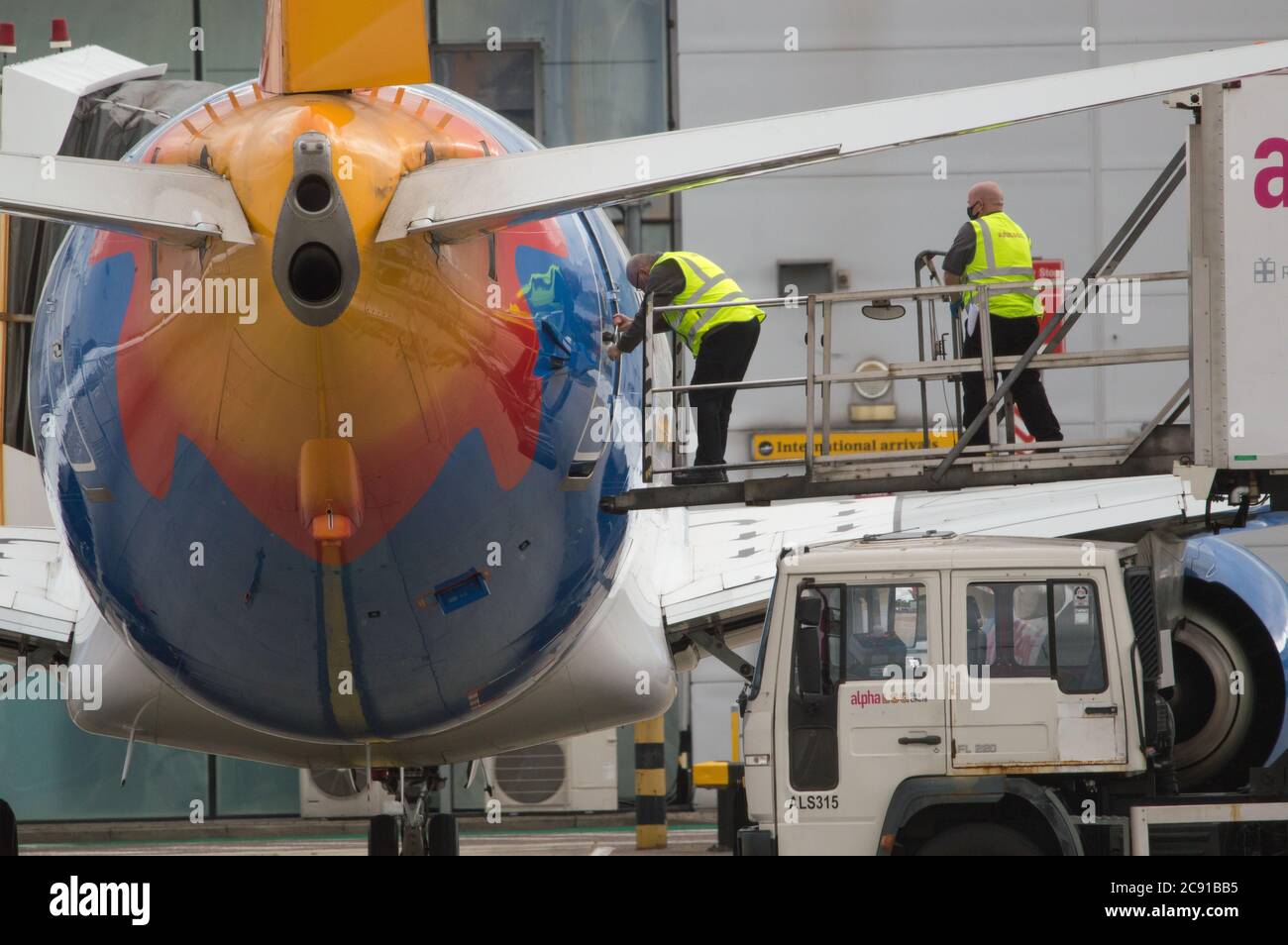 Glasgow, Scozia, Regno Unito. 28 luglio 2020. Nella foto: Gli equipaggi aeroportuali di terra di LSG Sky Chefs caricano i servizi di catering dei carrelli per cibo e bevande su un Jet2 Boeing 737-86N (Reg: G-DRTB) destinato a Dalaman, Turchia. Oggi, Jet2 Holidays annulla tutti i voli per Tenerife, Fuerteventura, Gran Canaria, Lanzarote, Maiorca, Minorca e Ibiza dopo che gli uffici esteri hanno consigliato di non-essenziale viaggio per le isole. Credit: Colin Fisher/Alamy Live News Foto Stock