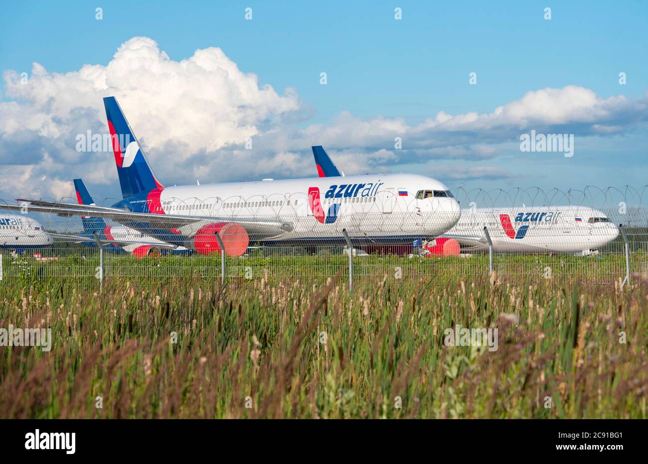 MOSCA - LUGLIO 24: Aerei della compagnia aerea AzurAir all'aeroporto di Vnuovo a Mosca il 24 luglio. 2020 in Russia Foto Stock