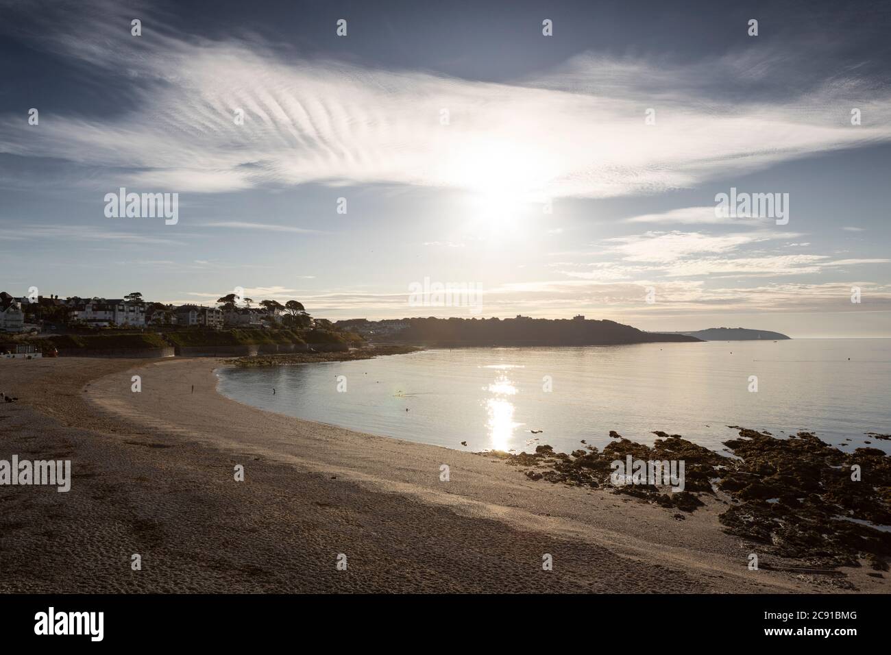 Mattina presto alla spiaggia di Gyllyngvase, Falmouth, Cornovaglia, Regno Unito Foto Stock
