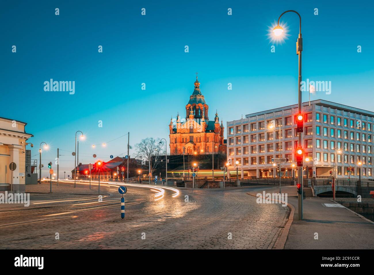 Helsinki, Finlandia. Cattedrale di Uspenski in serata illuminazioni notturne. Foto Stock