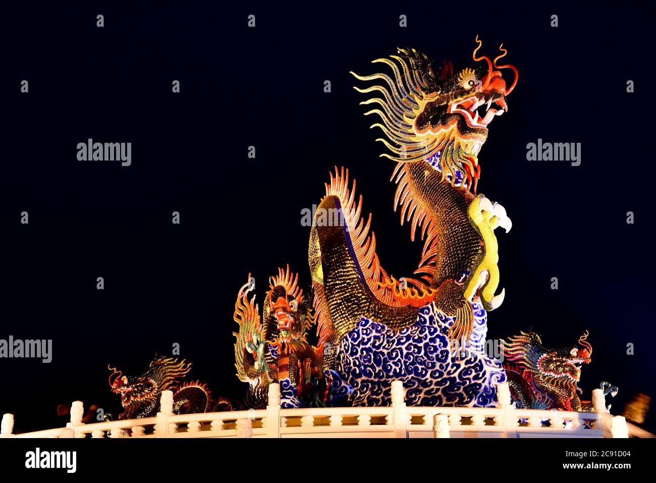Nakhon sawan cityThailandia Dicembre 30 2019 turisti non identificati vengono a visitare il Festival cinese di Capodanno Lanterna, Dragon Chinese Capodanno. Foto Stock