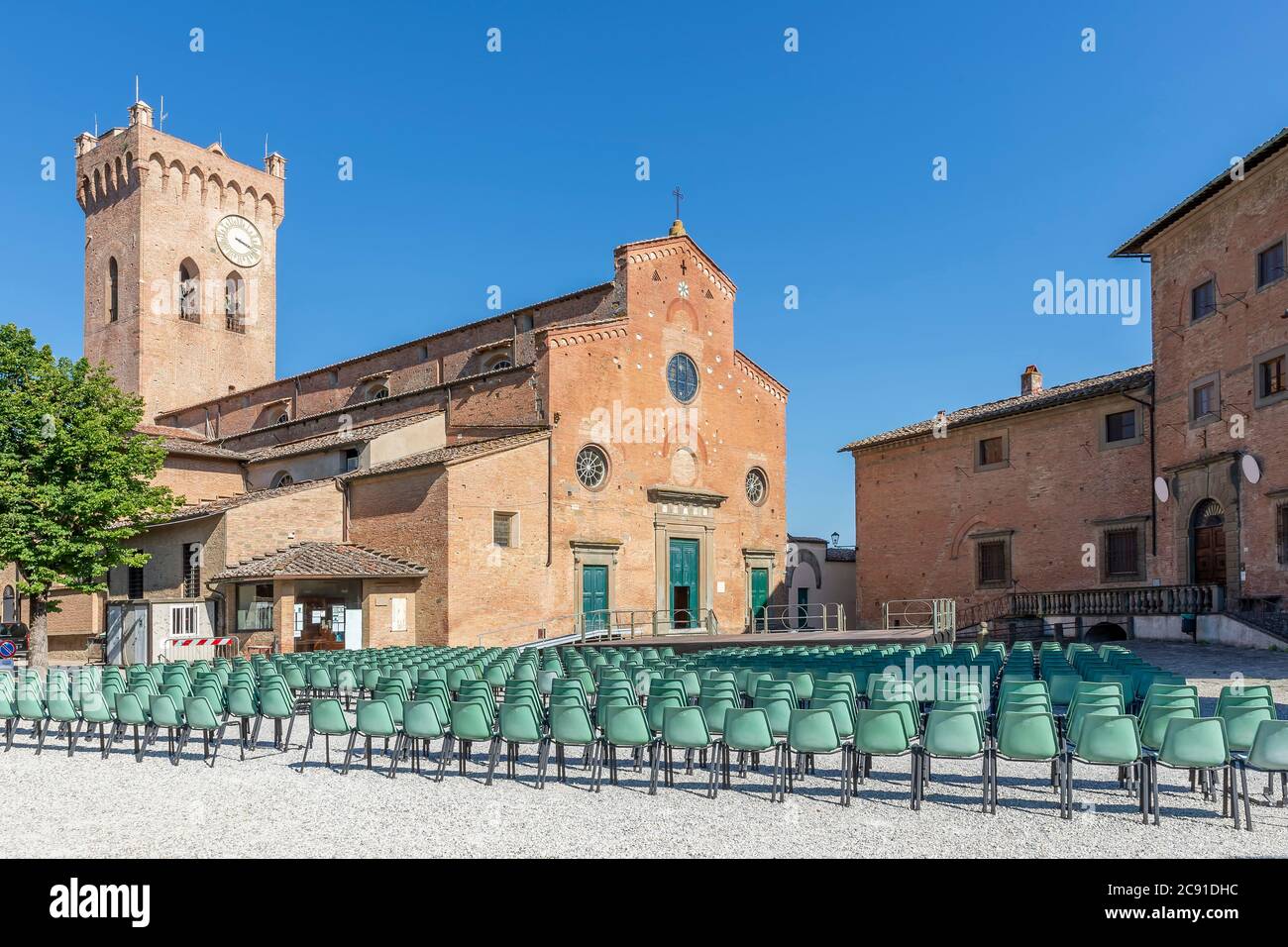 Lunghe file di sedie vuote in Piazza Duomo, nel centro storico di San Miniato Pisa, in una giornata di sole Foto Stock