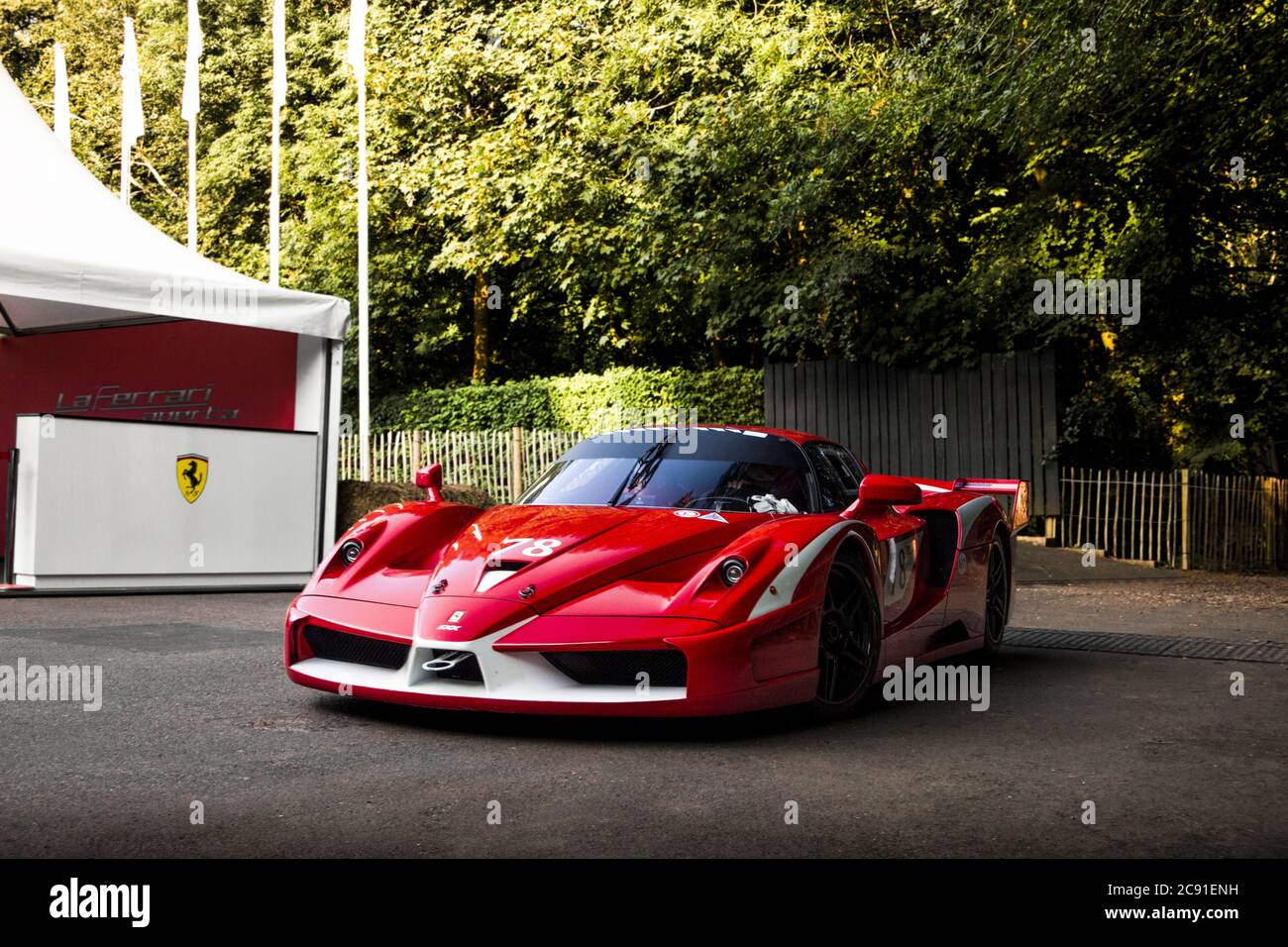 Supercar Red Ferrari FXX in pista che partecipa all'evento annuale Goodwood Festival of Speed. Foto Stock