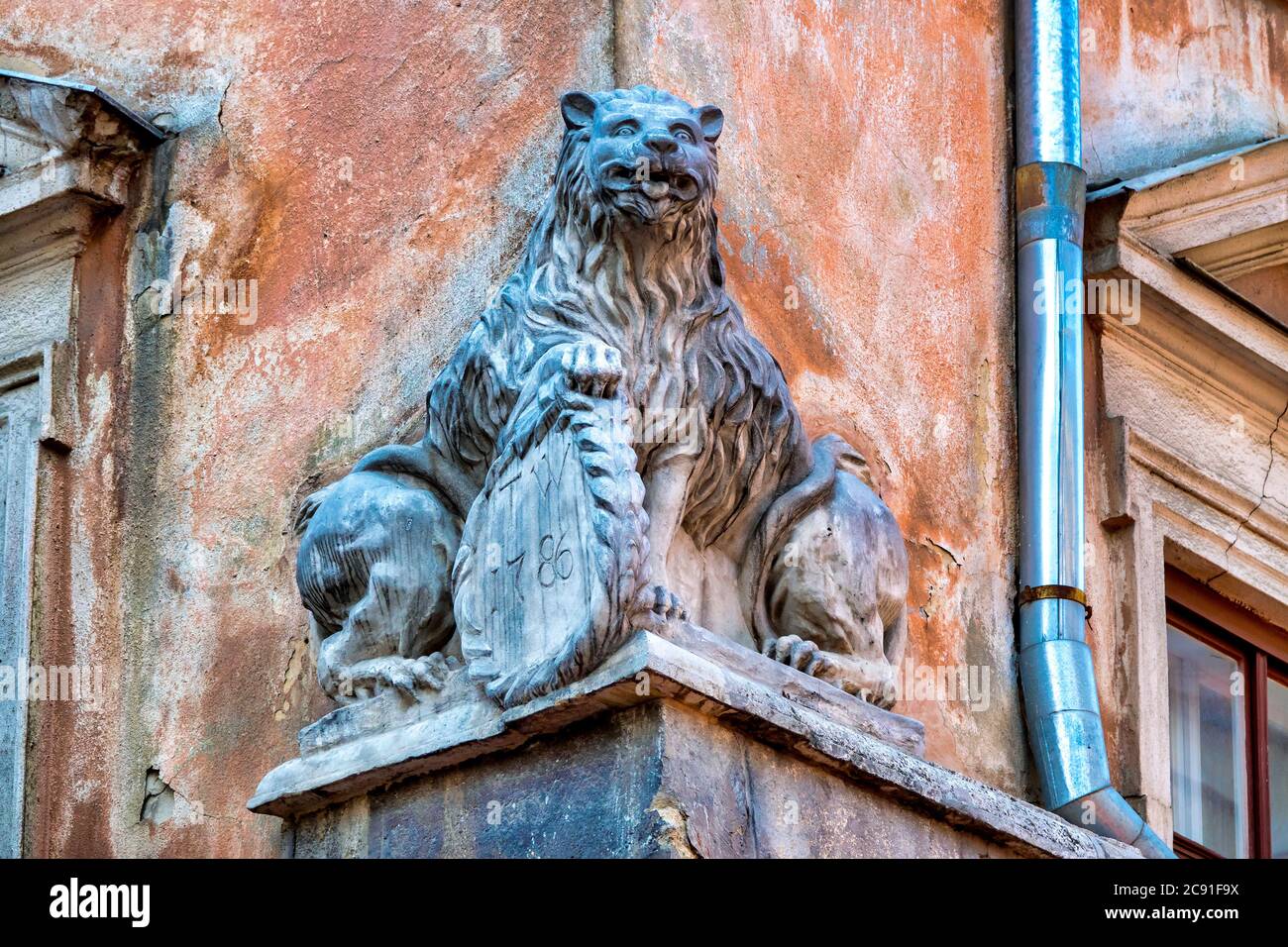 Scultura a due lati di un leone nel centro storico di Lviv, Ucraina, Foto Stock