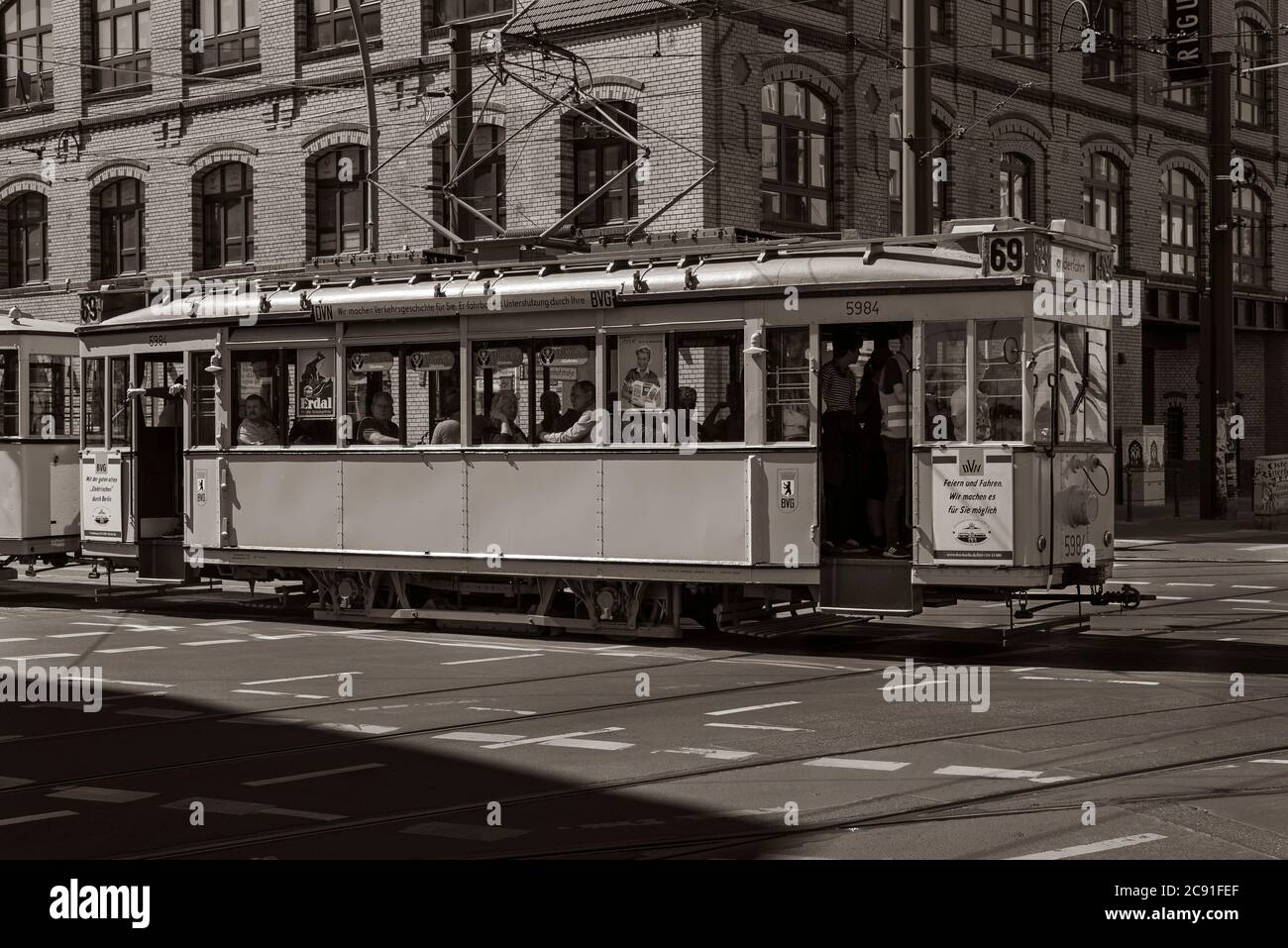 Un vecchio tram storico che attraversa un incrocio, vecchio tram a Berlino, Germania, vecchio tram di berlino Foto Stock
