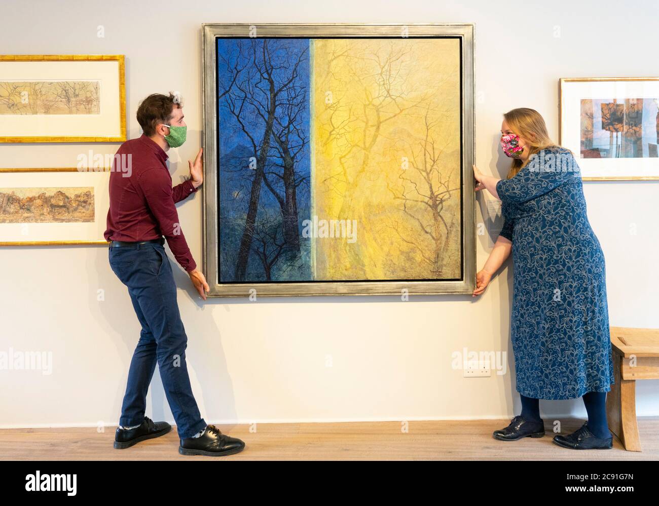 Edimburgo, Scozia, Regno Unito. 28 luglio 2020. Foto alla Galleria scozzese per le donne moderne dei maestri che celebra il lavoro delle maggiori artisti femminili di ScotlandÕs degli ultimi 125 anni. La mostra vuole guardare avanti e indietro, celebrando le maggiori artisti femminili nel corso della loro storia e rivisita alcuni dei grandi nomi del passato e altri meno conosciuti oggi. La mostra si svolge dal 30 luglio al 29 agosto. Nella foto; la Pittore Victoria Crowe ha scelto una vista della sede di Arthur per il suo lavoro, dal tramonto al Wakening. Iain Masterton/Alamy Live News Foto Stock