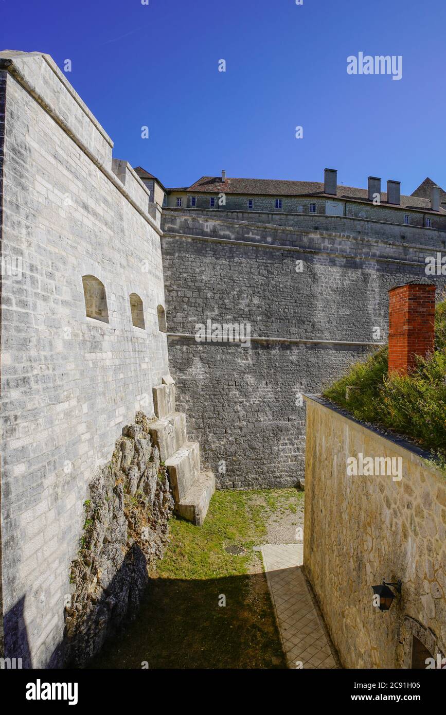 Vista degli edifici del castello di Joux. Chateau de Joux si trova nella regione Franche-Comte della Francia. Il castello comanda il passo montano Pontarlier Foto Stock