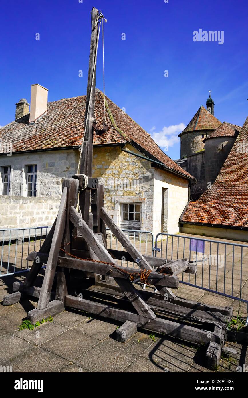 Catapulta a Chateau de Joux. Chateau de Joux si trova nella regione Franche-Comte della Francia. Il castello comanda il passo di montagna Pontarlier Foto Stock