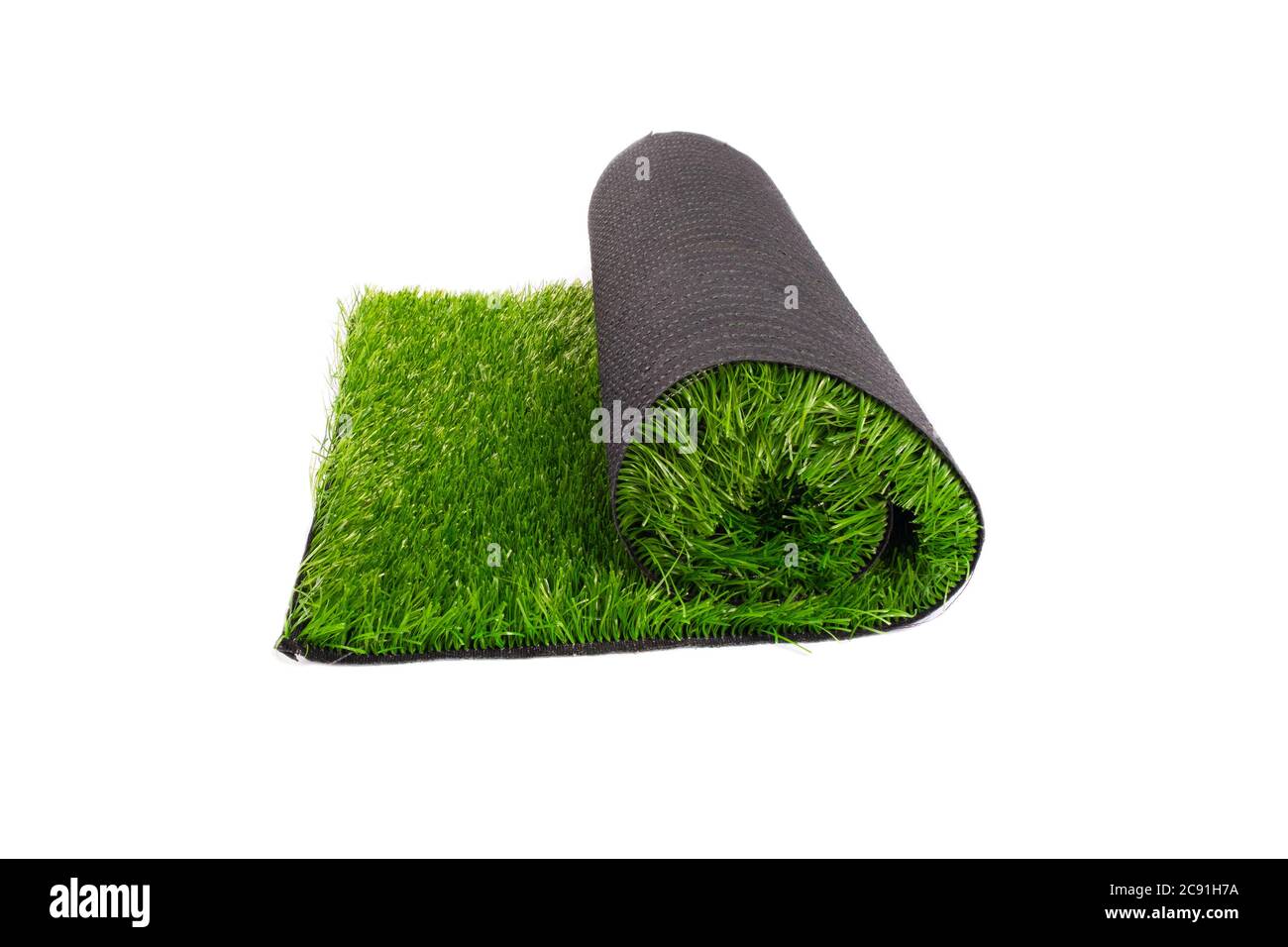rotolo di erba verde artificiale su fondo bianco, rivestimento. Foto Stock