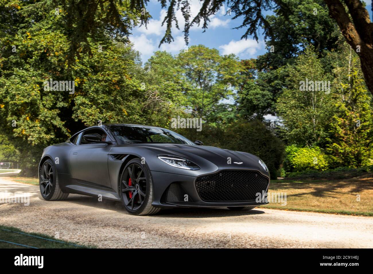 Gray opaca Aston Martin DBS Superleggera Supercar moderna che partecipa a un evento automobilistico annuale che si tiene nell'Oxfordshire. Foto Stock