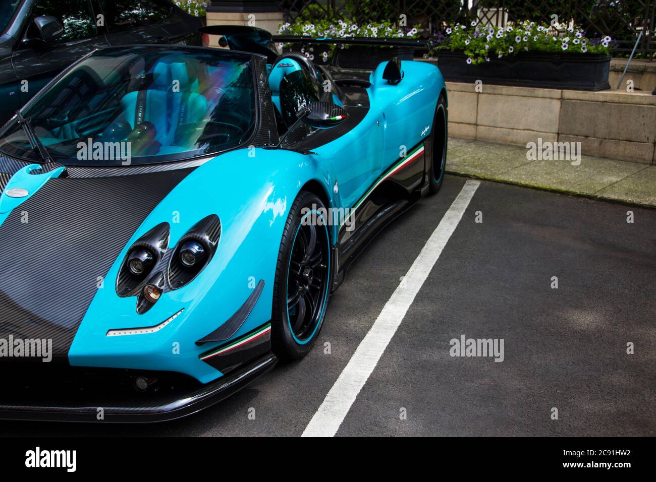 Blu con fibra di carbonio nera Pagani Zonda 760 uno una supercar moderna parcheggiata in un hotel di lusso nel centro di Londra. Foto Stock