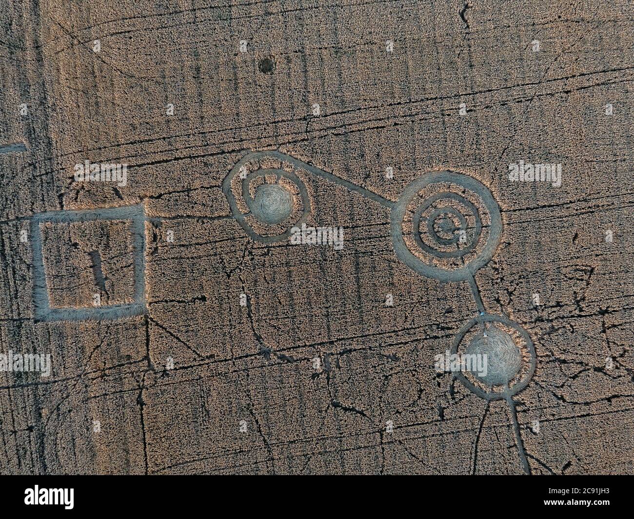 Cerchio di raccolto misterioso in campo di avena vicino alla città, vista aerea Foto Stock