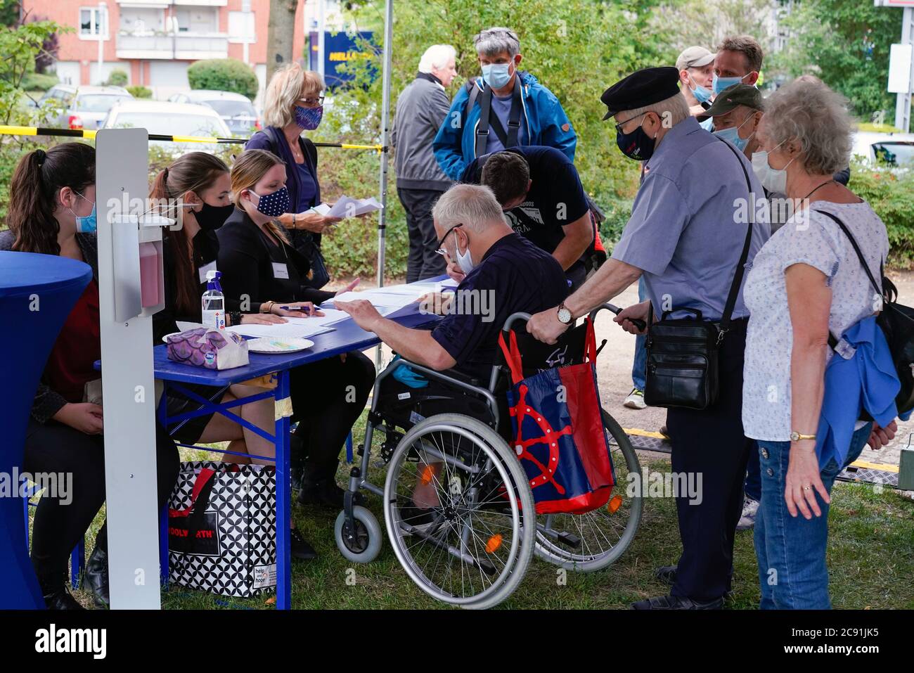 Duisburg / Germania, 24 luglio 2020: Commemorazione del decimo anniversario del disastro della Loveparade del 24 luglio 2010, nel quale 21 giovani hanno perso la vita --- Duisburg/Germania, 24.07.2020: Gedenkfeier zum 10. Jahrestag der Loveparade-Katastrobe am 24.07.2010, bei der 21 junge Menschen starben. Foto Stock