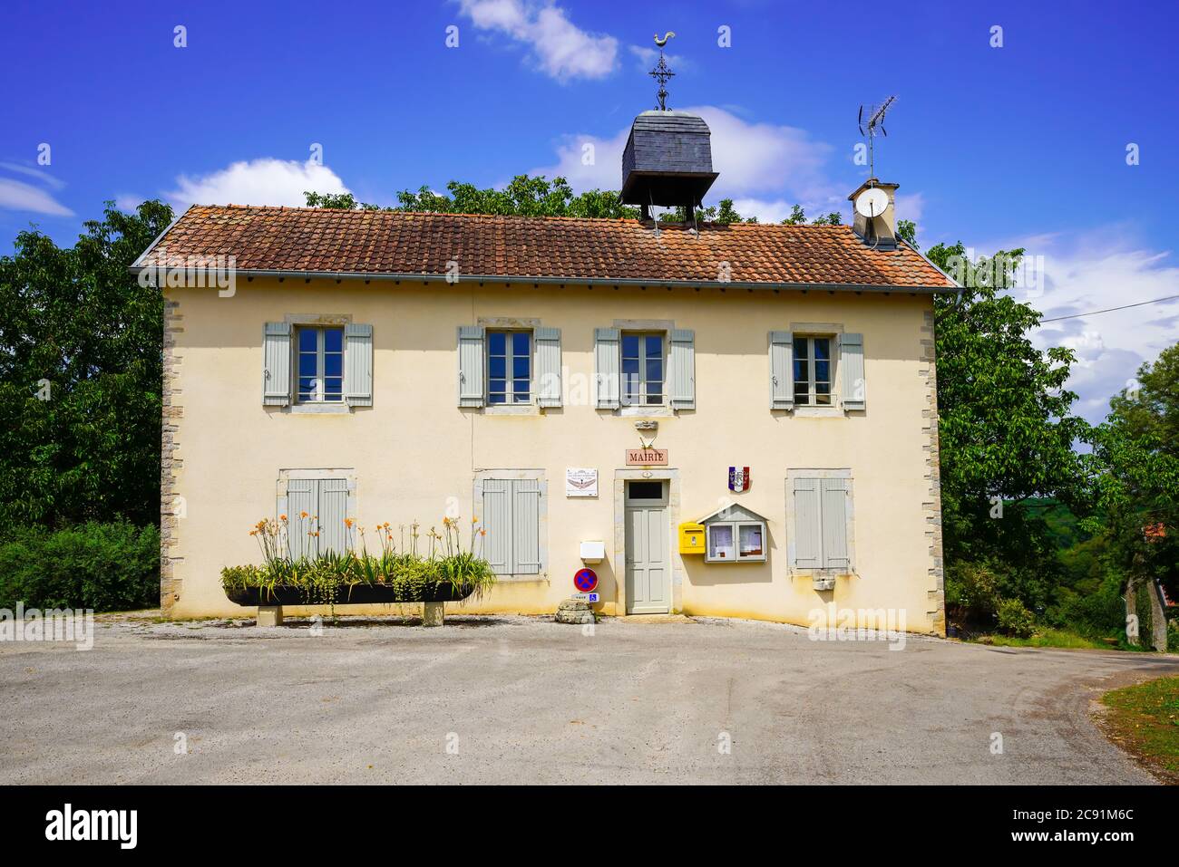 Mairie (municipio) edificio in Oricourt da d'Oricourt castello. Franche-Comté, Francia. Foto Stock