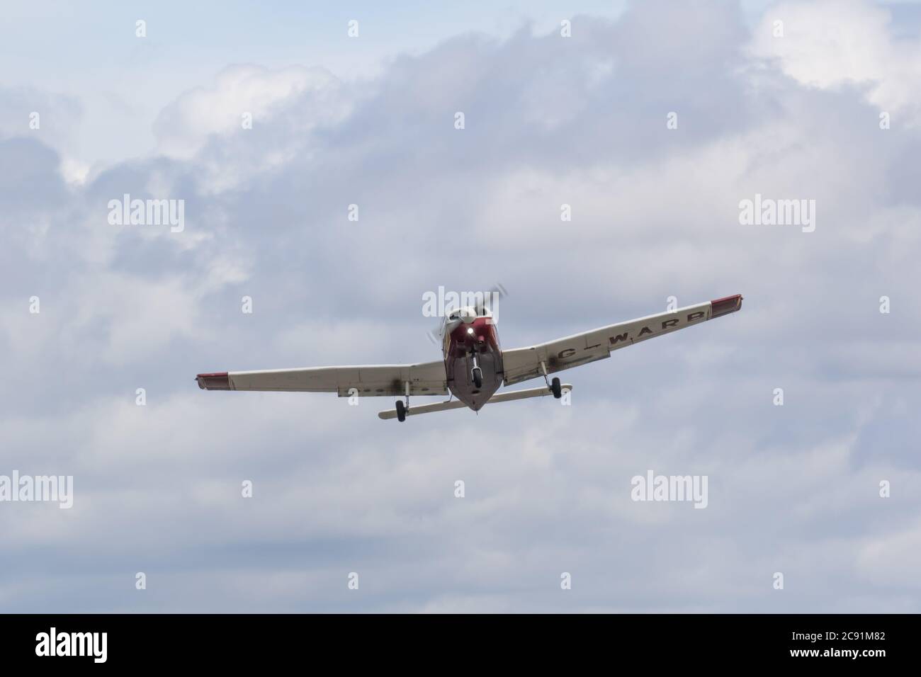 Aerei leggeri in volo subito dopo il decollo., Wolverhampton Halfpenny Green Airport. Staffordshire, Regno Unito Foto Stock