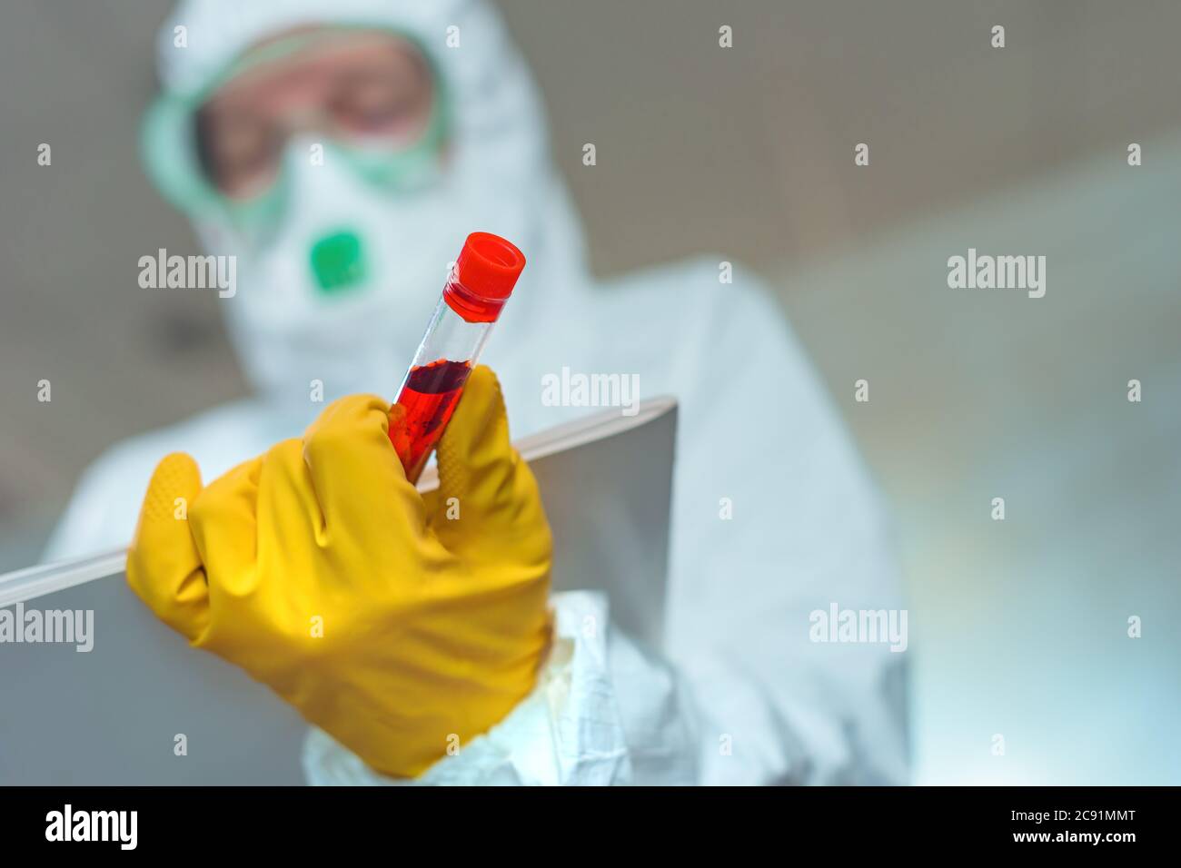 Virologo con provetta di laboratorio per analisi del sangue note di scrittura nella quarantena dei virus Foto Stock
