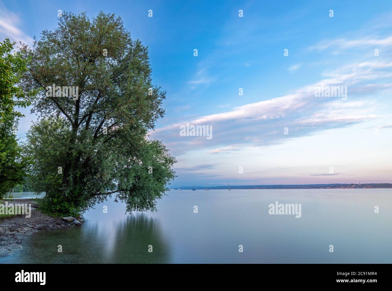 Mattina calma in estate al lago Ammersee, Baviera, Germania Foto Stock