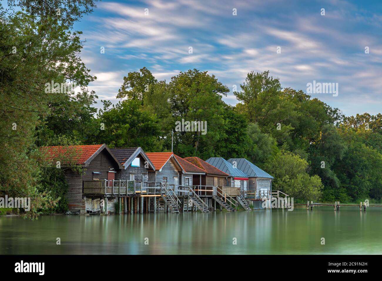 Mattina calma in estate al lago Ammersee, Baviera, Germania Foto Stock
