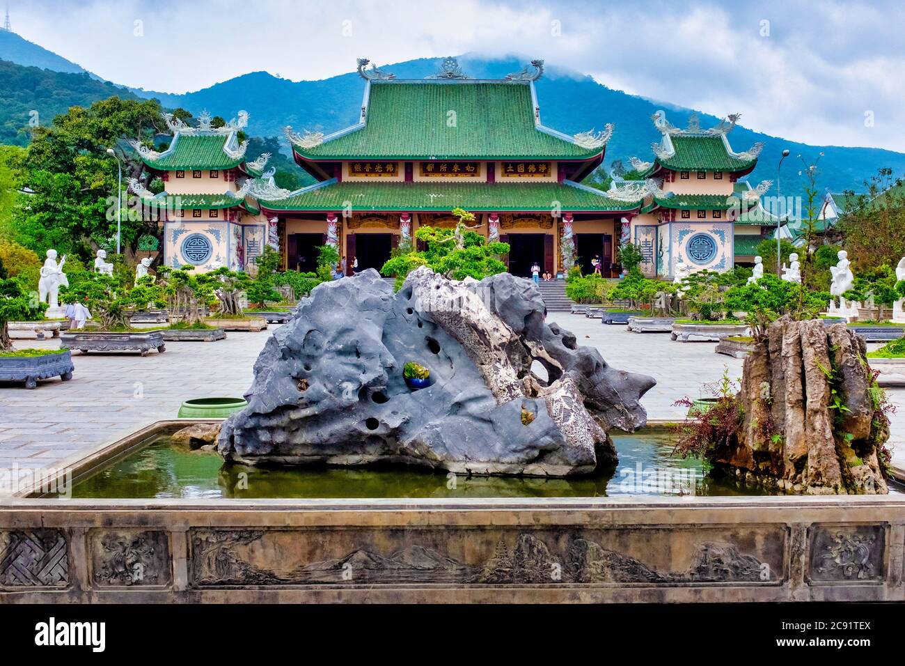Arhat giardino nel Figlio Tra Linh Ung Pagoda, Da Nang, Vietnam Foto Stock