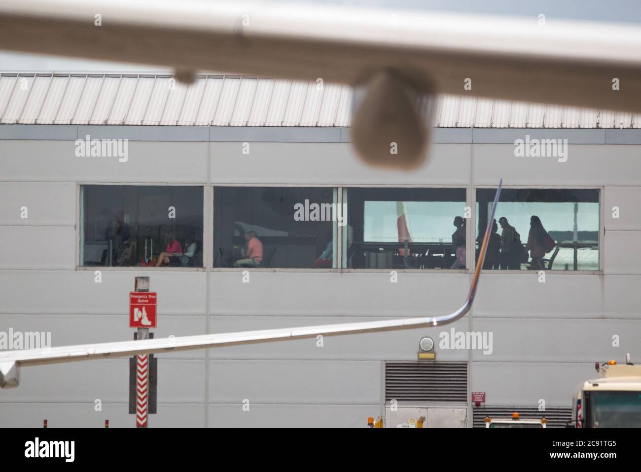 Glasgow, Scozia, Regno Unito. 28 luglio 2020. Nella foto: I passeggeri (indossando maschere facciali) che guardano al loro aereo che stanno per salire a bordo dal molo delle partenze al Terminal dell'Aeroporto di Glasgow. All'inizio di oggi, Jet2 Holidays annulla tutti i voli per Tenerife, Fuerteventura, Gran Canaria, Lanzarote, Maiorca, Menorca e Ibiza dopo che gli uffici esteri hanno consigliato di non viaggiare essenziali per le isole. Credit: Colin Fisher/Alamy Live News Foto Stock