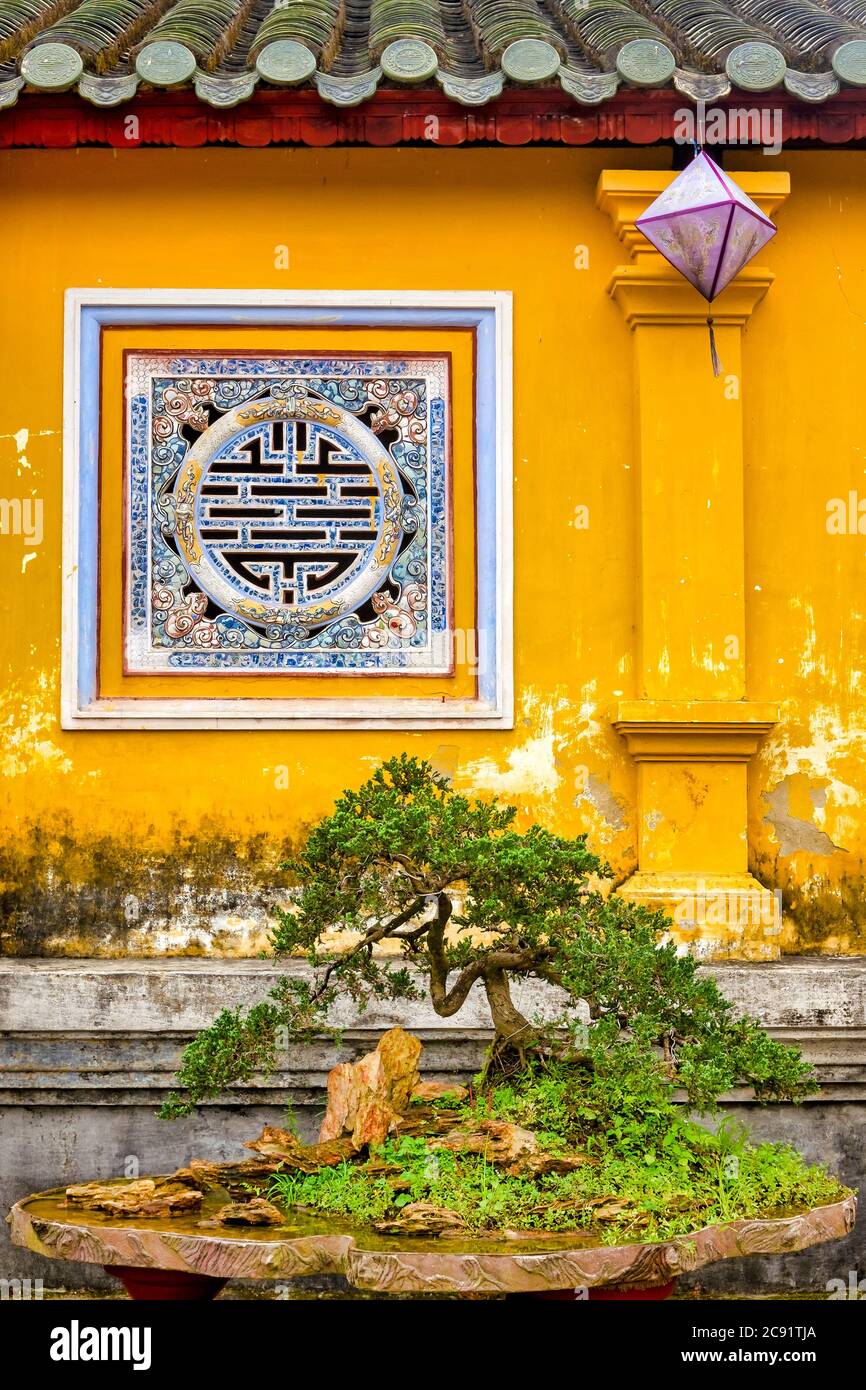 Semplice Hòn non bộ nei cortili della città imperiale, Hue, Vietnam. Hòn non Bộ è l'arte vietnamita di realizzare paesaggi in miniatura Foto Stock