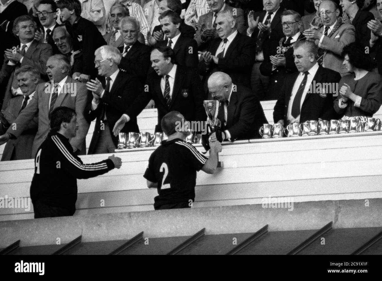 Il capitano RFC di Neath Kevin Phillips è stato presentato con la WRU (Schweppes) Cup dopo la loro ristretta vittoria 14-13 sulla Llanelli RFC in finale al Cardiff Arms Park di Cardiff, Galles, il 6 maggio 1989. Foto Stock