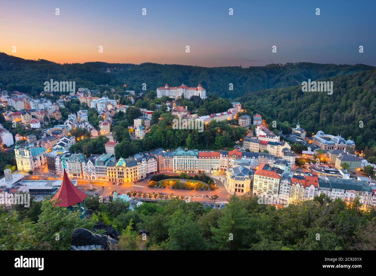 Karlovy Vary, Repubblica Ceca. Immagine aerea di Karlovy Vary (Carlsbad), situato nella Boemia occidentale, all'alba. Foto Stock