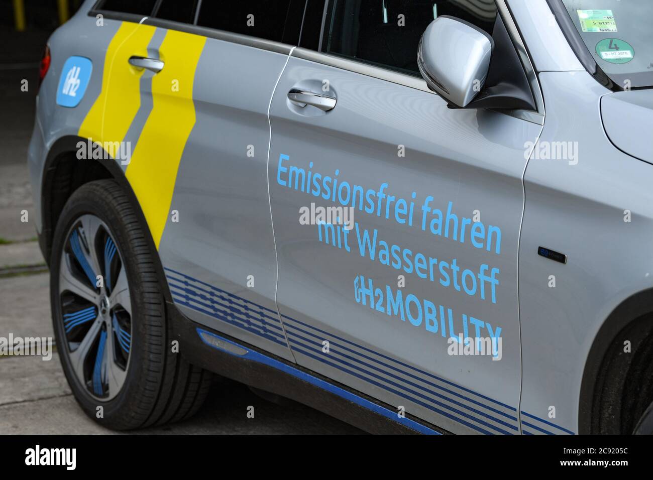 27 luglio 2020, Brandenburg, Fürstenwalde: Sulla porta passeggeri di un'auto alimentata a idrogeno dice 'emissioni di guida senza idrogeno H2 mobilità'. Foto: Patrick Pleul/dpa-Zentralbild/ZB Foto Stock